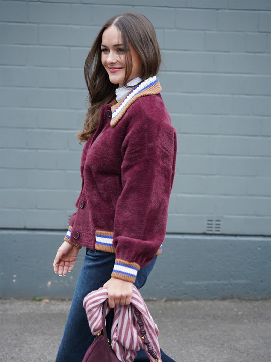 Bordeauxfarbene Fake-Fur-Jacke im College-Look von Essentiel Antwerp – Ansicht 2