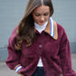 Bordeauxfarbene Fake-Fur-Jacke im College-Look