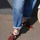 Bordeauxfarbener, lammfellgefütterter Velour-Sneaker