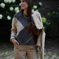 Dunkelgrauer V-Neck mit braun/sandfarbenen Details