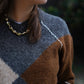 Dunkelgrauer V-Neck mit braun/sandfarbenen Details