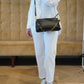 Schwarze Clutch mit goldenen Details