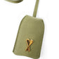 Olivefarbener Schlüsselanhänger mit kleinem goldenem " Ami de Cœur " Logo