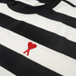Schwarz/Weiß gestreiftes T-Shirt mit kleinem roten " Ami de Coeur " Logo