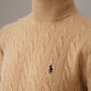 Camelfarbener Rollkragenpullover mit Zopfmuster