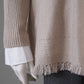 Sandfarbener Rollneck-Poncho mit feinen Pailletten