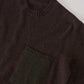 Brauner Cashmere-Pullover mit aufgesetzter olivefarbener Tasche