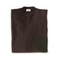 Brauner Cashmere-Pullover mit aufgesetzter olivefarbener Tasche