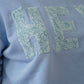 Hellblaues Sweatshirt mit Schriftzug "HEY!"