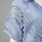 Hellblaue Bluse mit Spitze