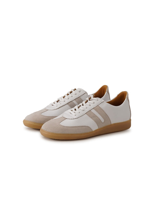 Weißer Sneaker mit sandfarbenen Velours-Details von Ludwig Reiter