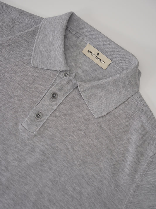 Graues Strickpolo mit orangefarbenem Detail von Bruno Manetti – Ansicht 2