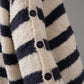 Creme/Dunkelblauer gestreifter Pullover mit Knopf-Details
