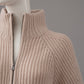 Puderfarbene Turtleneck-Strickjacke aus Wolle und Cashmere