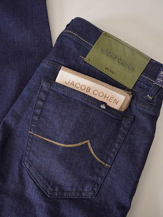 Dunkelblaue Stretch-Jeans von Jacob Cohen – Ansicht 2