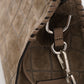 Taupefarbene Velour-Tasche mit Kroko-Prägung