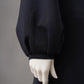 Dunkelblaues Jersey-Kleid mit Brosche
