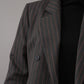 Antrazithfarbener, dezent rot gestreifter Blazer