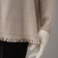 Steinfarbener Cashmere-Poncho mit Fransen