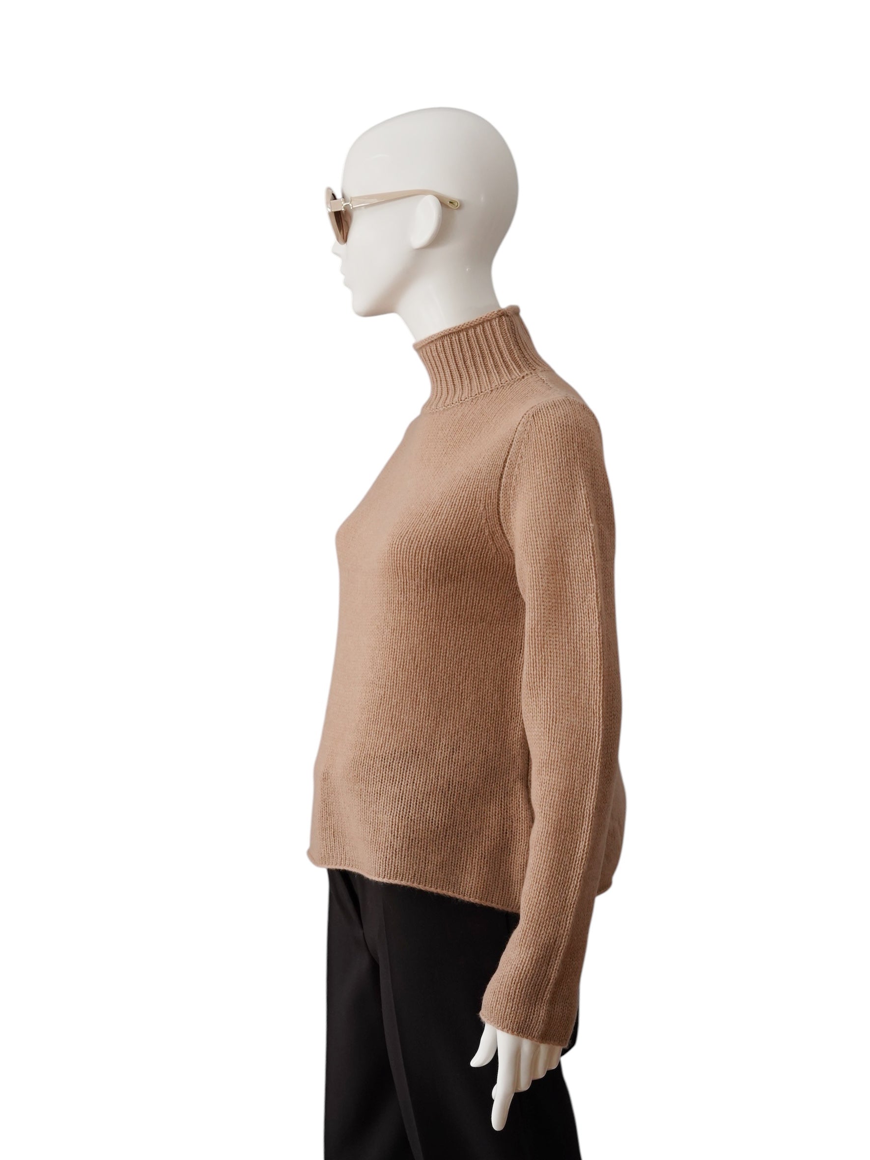 Camel-colored turtleneck sweater made of wool and cashmere