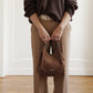 Mittelgroße, cognacfarbene Velour-Tasche