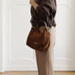Mittelgroße, cognacfarbene Velour-Tasche