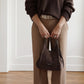 Mittelgroße, espressofarbene Velour-Tasche