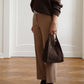 Mittelgroße, espressofarbene Velour-Tasche