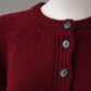 Bordeauxfarbener Pullover mit Knopfleiste