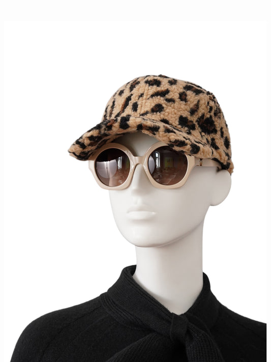 Sandfarbene Teddy-Cappy im Leo-Print von Vanity Square
