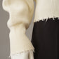 Cremefarbene Strickjacke mit Perlen