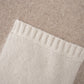 Sandfarbener Pullover mit cremefarbener, aufgesetzter Tasche