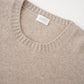 Sandfarbener Pullover mit cremefarbener, aufgesetzter Tasche