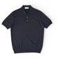 Dunkelblaues, gestricktes Poloshirt