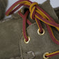 Salbeifarbener Velours-Bootsschuh