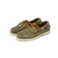 Salbeifarbener Velours-Bootsschuh