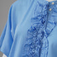 Azurblaue Bluse mit Rüsche