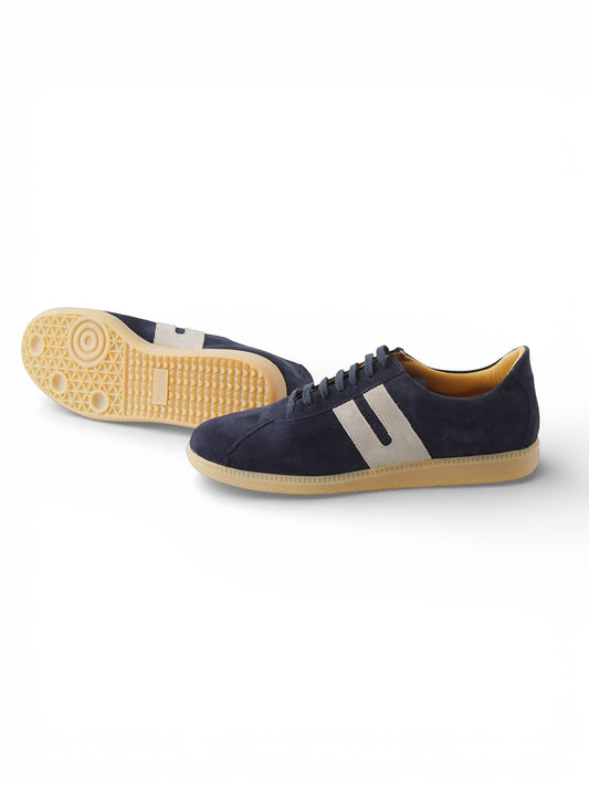 Dunkelblauer Velours-Sneaker „Trainer“ mit sandfarbenen Details von Ludwig Reiter