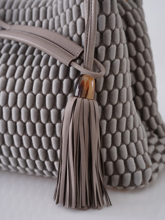 Graue Bubble-Tasche „Tango“ aus exklusivem 3D-Wollgewebe von Tissa Fontaneda – Ansicht 2