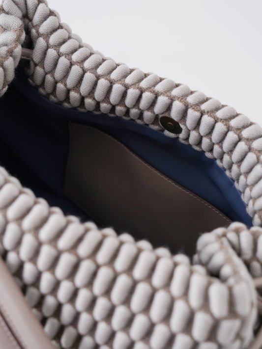 Graue Bubble-Tasche „Tango“ aus exklusivem 3D-Wollgewebe von Tissa Fontaneda – Ansicht 6