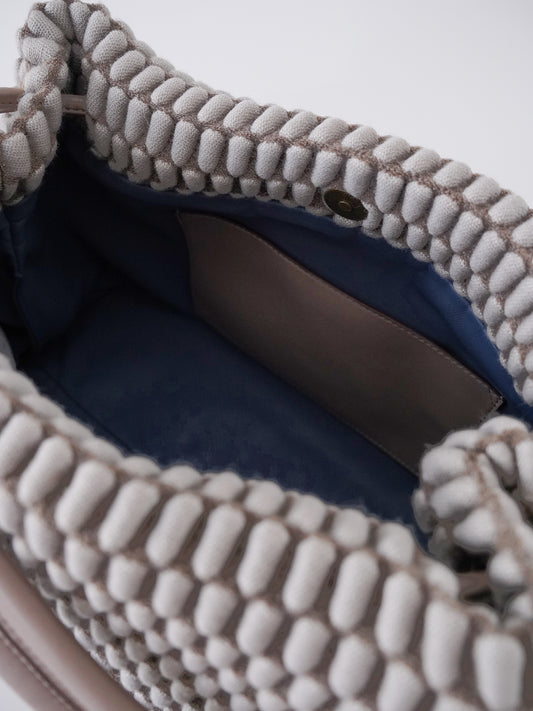 Graue Bubble-Tasche „Tango“ aus exklusivem 3D-Wollgewebe von Tissa Fontaneda – Ansicht 7