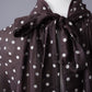 Dunkelbraune gepunktete Bluse