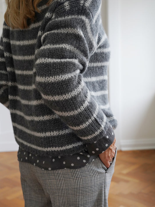 Grau-cremefarbener gestreifter Turtleneck mit Stehkragen von Henry Christ – Ansicht 5