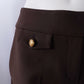 Dunkelbraune Hose mit goldenen Knöpfen