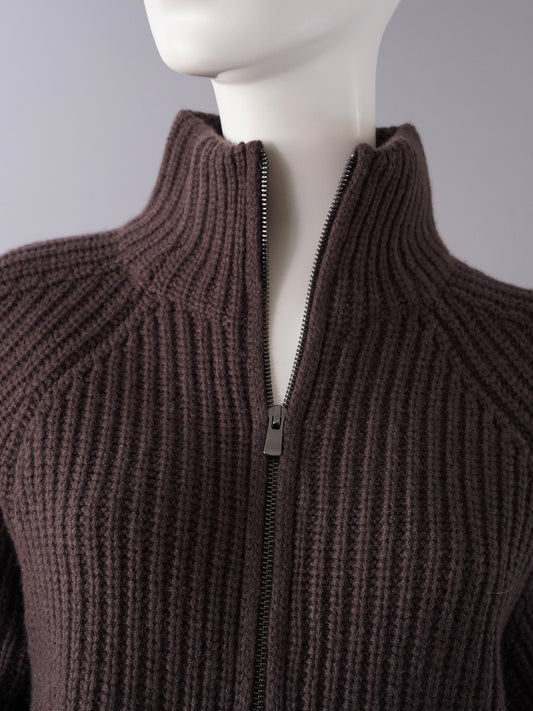 Dunkelbraune Strickjacke mit Reißverschluss und Stehkragen von FFC – Ansicht 2