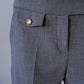 Graue Hose mit goldenen Knöpfen