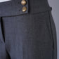 Graue Hose mit goldenen Knöpfen
