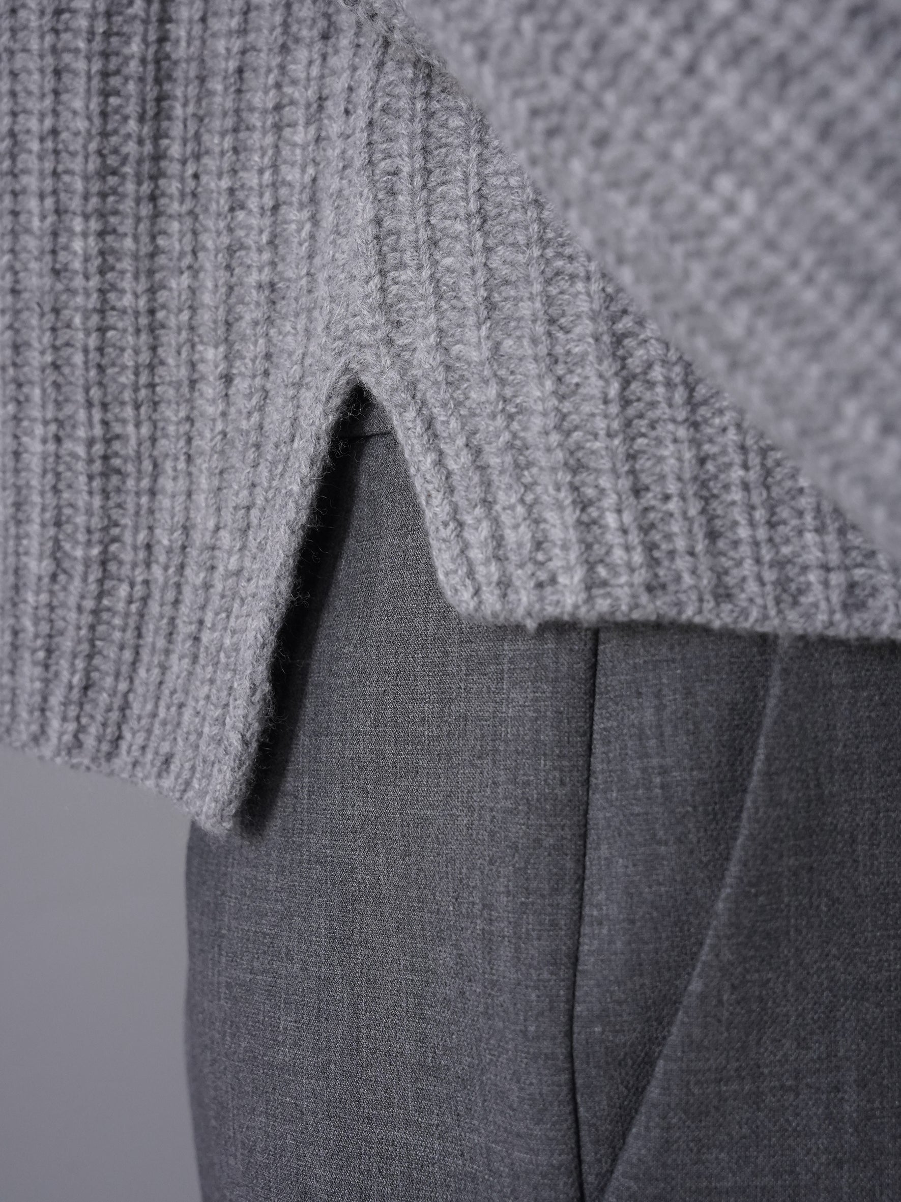 Graue Strickjacke mit Reißverschluss und Stehkragen von FFC – Ansicht 4
