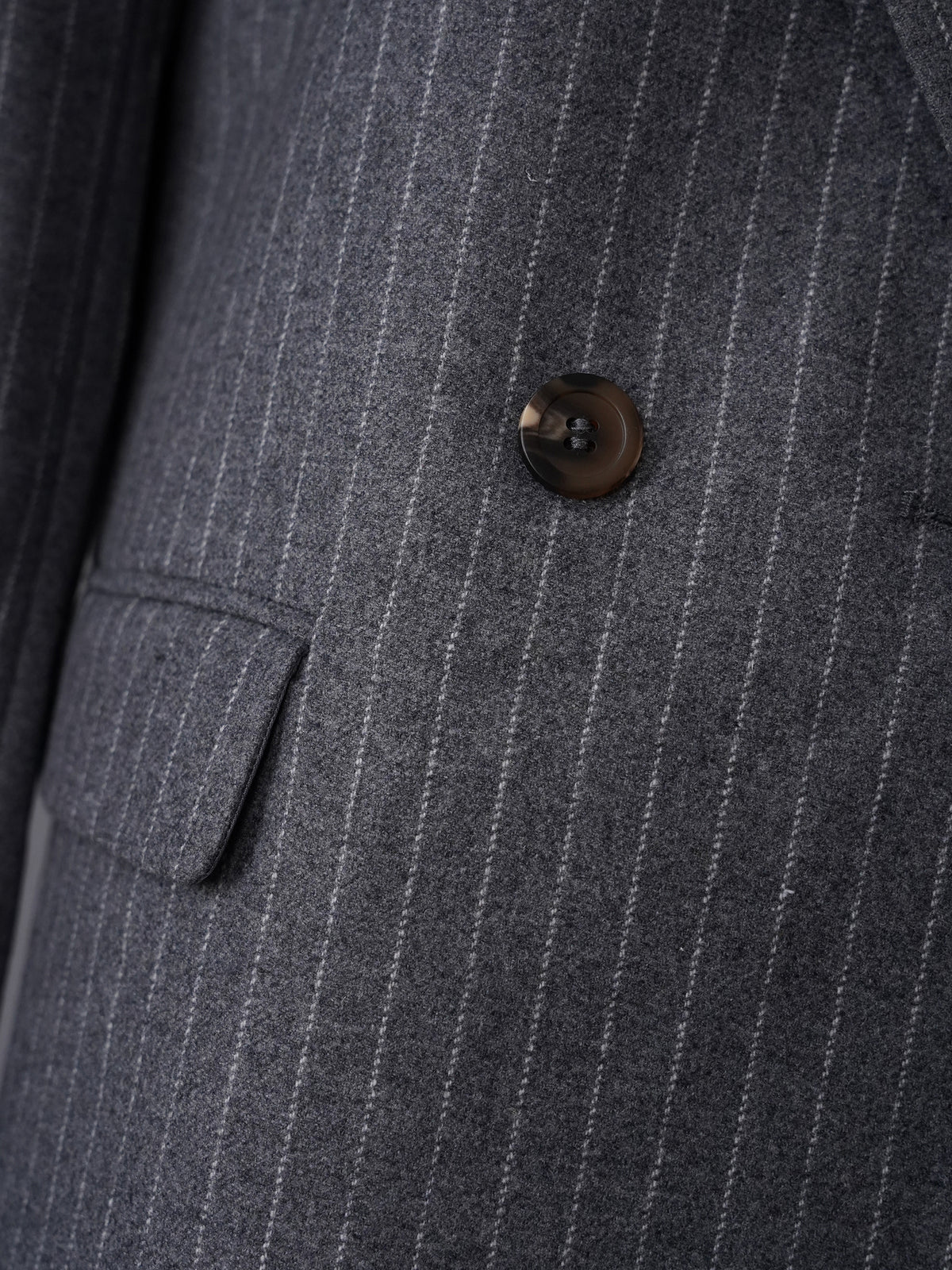 Grauer zweireihiger Nadelstreifen-Blazer von Alcidia da Veiga – Ansicht 2