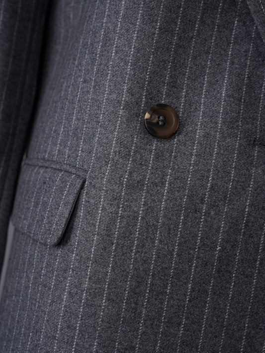 Grauer zweireihiger Nadelstreifen-Blazer von Alcidia da Veiga – Ansicht 2